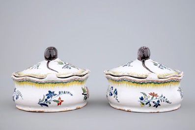 Een paar botervloten met muizen in polychroom Brussels aardewerk, 18e eeuw