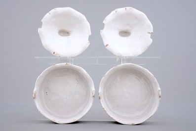 Een paar botervloten met muizen in polychroom Brussels aardewerk, 18e eeuw