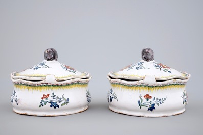 Een paar botervloten met muizen in polychroom Brussels aardewerk, 18e eeuw