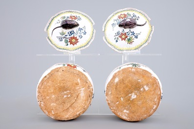 Een paar botervloten met muizen in polychroom Brussels aardewerk, 18e eeuw