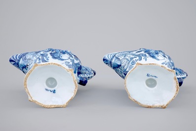 Une paire d'aigui&egrave;res casques en fa&iuml;ence de Delft bleu et blanc, 18&egrave;me