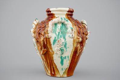 Een vaas met reli&euml;fdecor in geglazuurd aardewerk, Saintonge, 18e eeuw