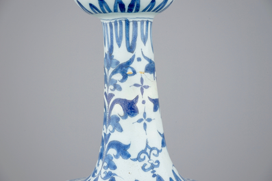 Un grand vase en fa&iuml;ence de Delft au decor d'une chinoiserie, 17&egrave;me