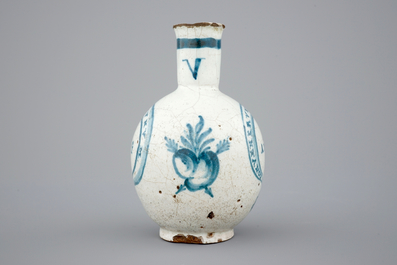 Een blauw-wit Spaans aardewerken kruikje uit Talavera, gedateerd 1722