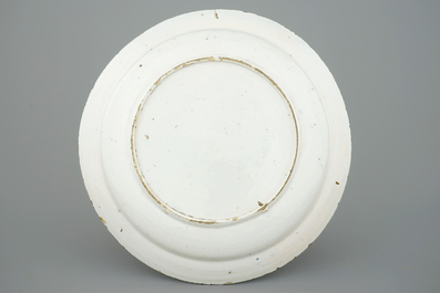 Un grand plat en fa&iuml;ence de Delft au d&eacute;cor chinoiserie de style kraak, 18&egrave;me