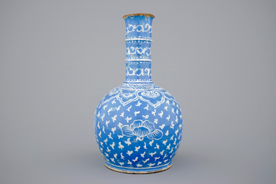 Un vase de style persan au fond bleu, poss. France, 18/19&egrave;me