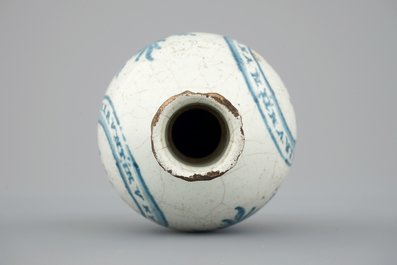A blue and white Spanish jug, dated 1722, Talavera