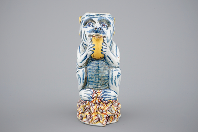 Un pichet en forme de singe en fa&iuml;ence de Delft polychrome, 18&egrave;me