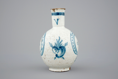 A blue and white Spanish jug, dated 1722, Talavera