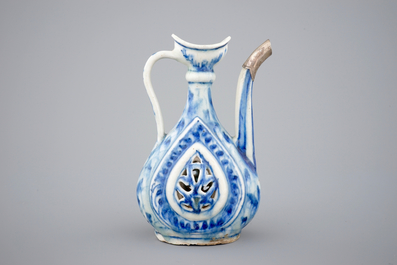 Een blauw-wit Safavid kannetje met zilveren montuur, 17/18e eeuw