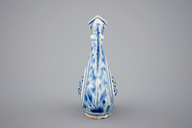 Een blauw-wit Safavid kannetje met zilveren montuur, 17/18e eeuw
