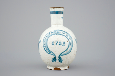 A blue and white Spanish jug, dated 1722, Talavera