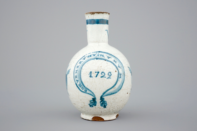 Een blauw-wit Spaans aardewerken kruikje uit Talavera, gedateerd 1722