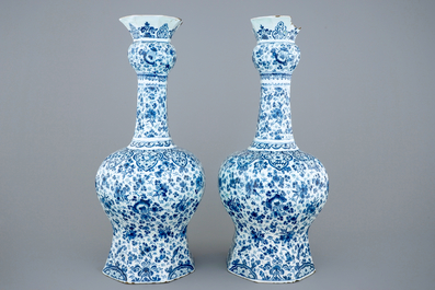 Une grande paire de vases en fa&iuml;ence de Delft au d&eacute;cor millefleurs, fin du 17&egrave;me