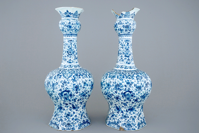 Une grande paire de vases en fa&iuml;ence de Delft au d&eacute;cor millefleurs, fin du 17&egrave;me