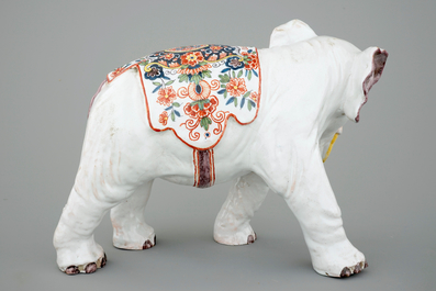 Een grote polychrome Delftse olifant, 19e eeuw