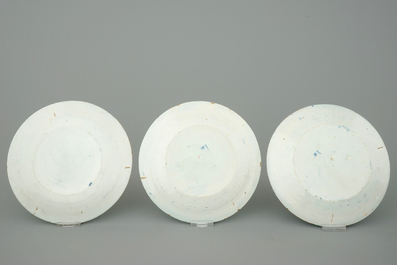 Een set van 3 blauw-witte Delftse borden, 18e eeuw