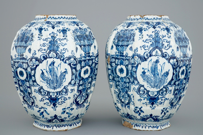 Une paire de vases en fa&iuml;ence de Delft, 18&egrave;me