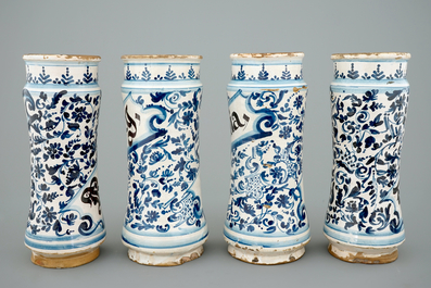 Een set van vier grote Spaanse blauw-witte albarelli, 18e eeuw