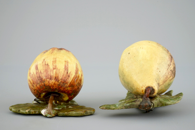 Een polychrome Delftse appel en een peer, 18e eeuw