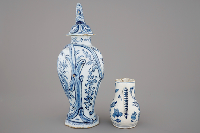 Un vase et couvercle, une assiette et un pot &agrave; lait en fa&iuml;ence de Delft, 18&egrave;me