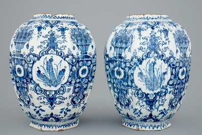 Een paar blauw-witte Delfts aardewerken vazen, 18e eeuw