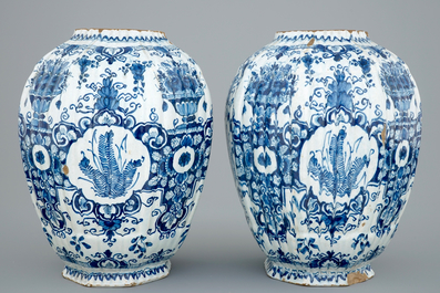 Een paar blauw-witte Delfts aardewerken vazen, 18e eeuw