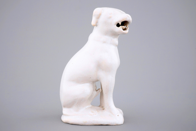 Un mod&egrave;le d'un chien en fa&iuml;ence blanche de Delft, 18&egrave;me