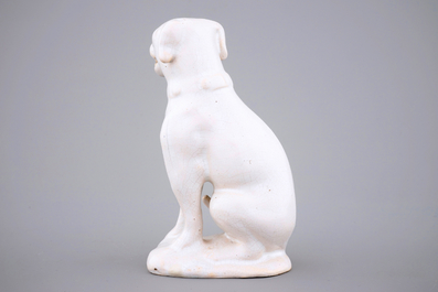 Een wit monochrome Delfts aardewerken figuur van een hond, 18e eeuw
