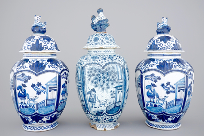 A set of three Dutch Delft blue and white vases, 18/19th C.