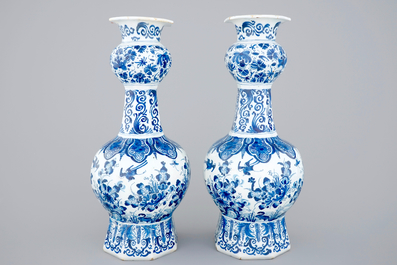 Een paar blauw-witte Delftse vazen met pauwen, ca. 1700