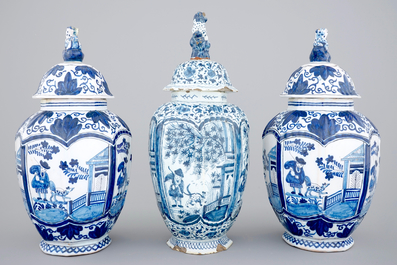 Een set van 3 blauw-witte Delftse vazen, 18/19e eeuw