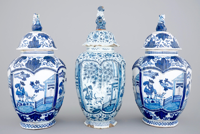 A set of three Dutch Delft blue and white vases, 18/19th C.