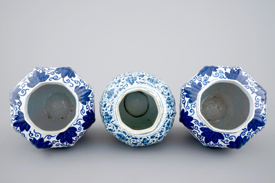A set of three Dutch Delft blue and white vases, 18/19th C.