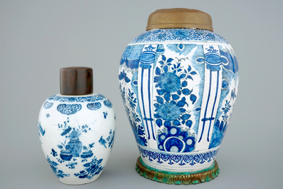 Twee blauw-witte Delftse chinoiserie potten, 17/18e eeuw