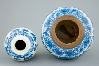 Deux pots en fa&iuml;ence de Delft au d&eacute;cor de chinoiserie, 17/18&egrave;me