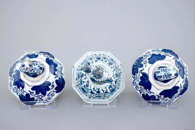 A set of three Dutch Delft blue and white vases, 18/19th C.