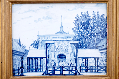 Twee blauw en witte Delftse plaquettes met stadszichten, Makkum, 19e eeuw