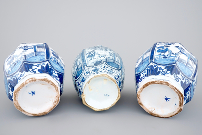 A set of three Dutch Delft blue and white vases, 18/19th C.