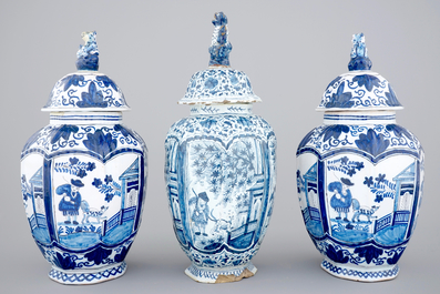 A set of three Dutch Delft blue and white vases, 18/19th C.