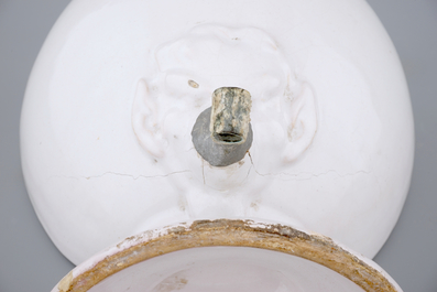 Une fontaine en fa&iuml;ence blanche de Delft, monture en &eacute;tain, 18&egrave;me