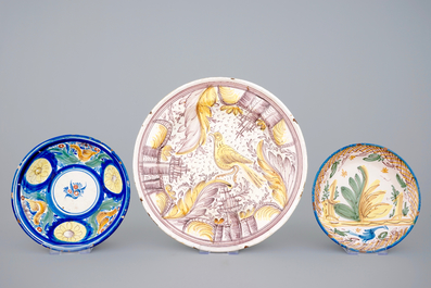 Een lot Spaanse keramiek uit Talavera, 19e eeuw: vijf schotels en een kom