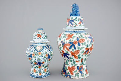 A pair of Dutch Delft cashmere palette vases and covers, 17/18th C.
