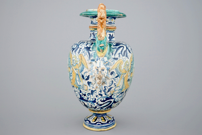 Un vase au deux anses en majolique d'Anvers au d&eacute;cor a foglie, 16&egrave;me