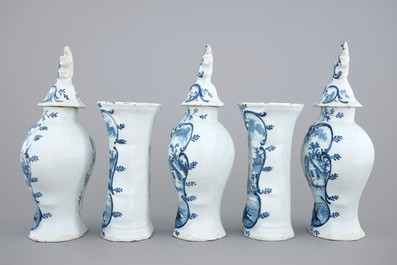 Une garniture de 5 vases en fa&iuml;ence de Delft bleu et blanc, 18&egrave;me