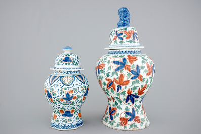 A pair of Dutch Delft cashmere palette vases and covers, 17/18th C.
