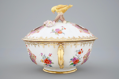 Un bol et son couvercle sur pr&eacute;sentoir en porcelaine de Meissen, 18&egrave;me