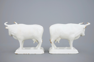 Une grande paire de vaches en blanc de Delft, 18&egrave;me