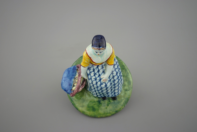 Une figure d'une marchande de poissons en fa&iuml;ence de Delft polychrome, 18&egrave;me