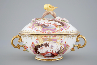 Un bol et son couvercle sur pr&eacute;sentoir en porcelaine de Meissen, 18&egrave;me